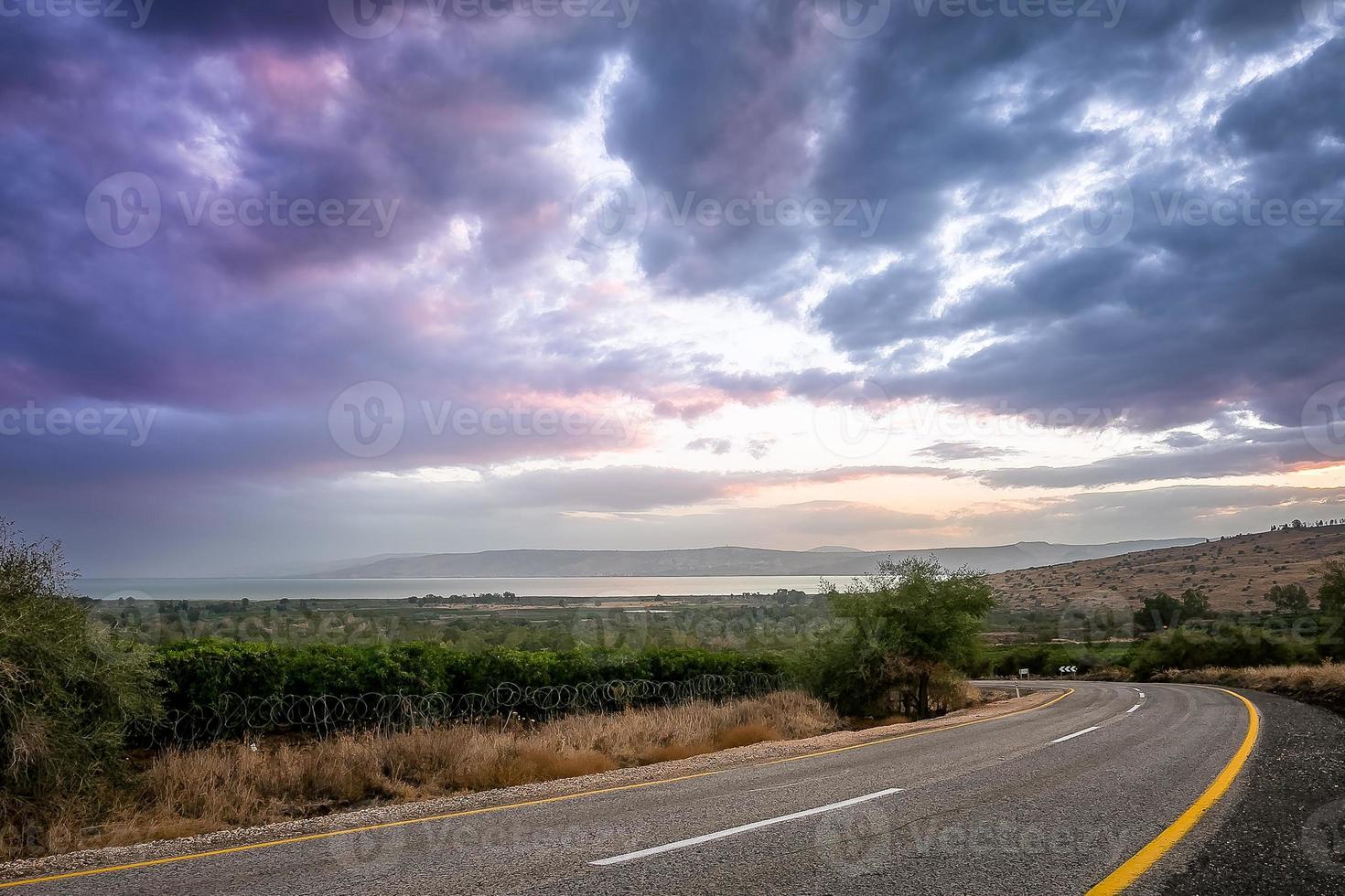 um pôr do sol louco em israel vistas da terra sagrada foto