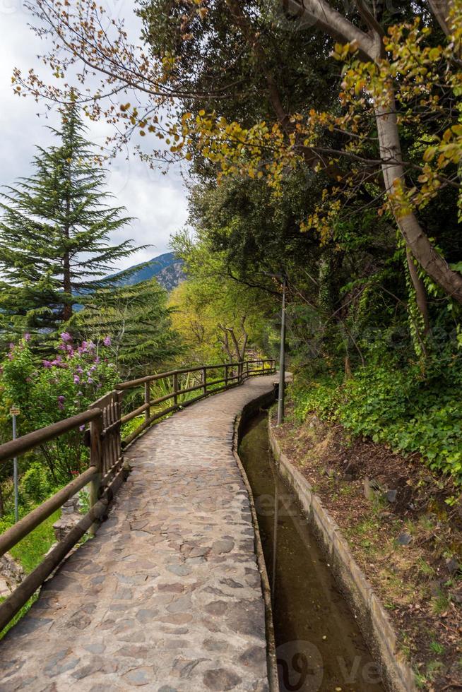 rec del sola caminho que liga a cidade de escaldes en foto