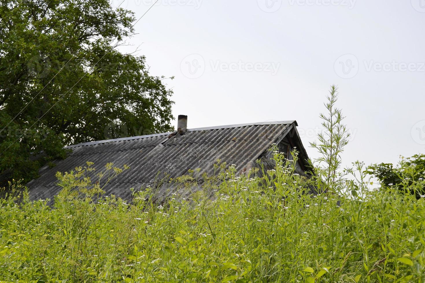 bela casa de fazenda antiga e abandonada no campo foto
