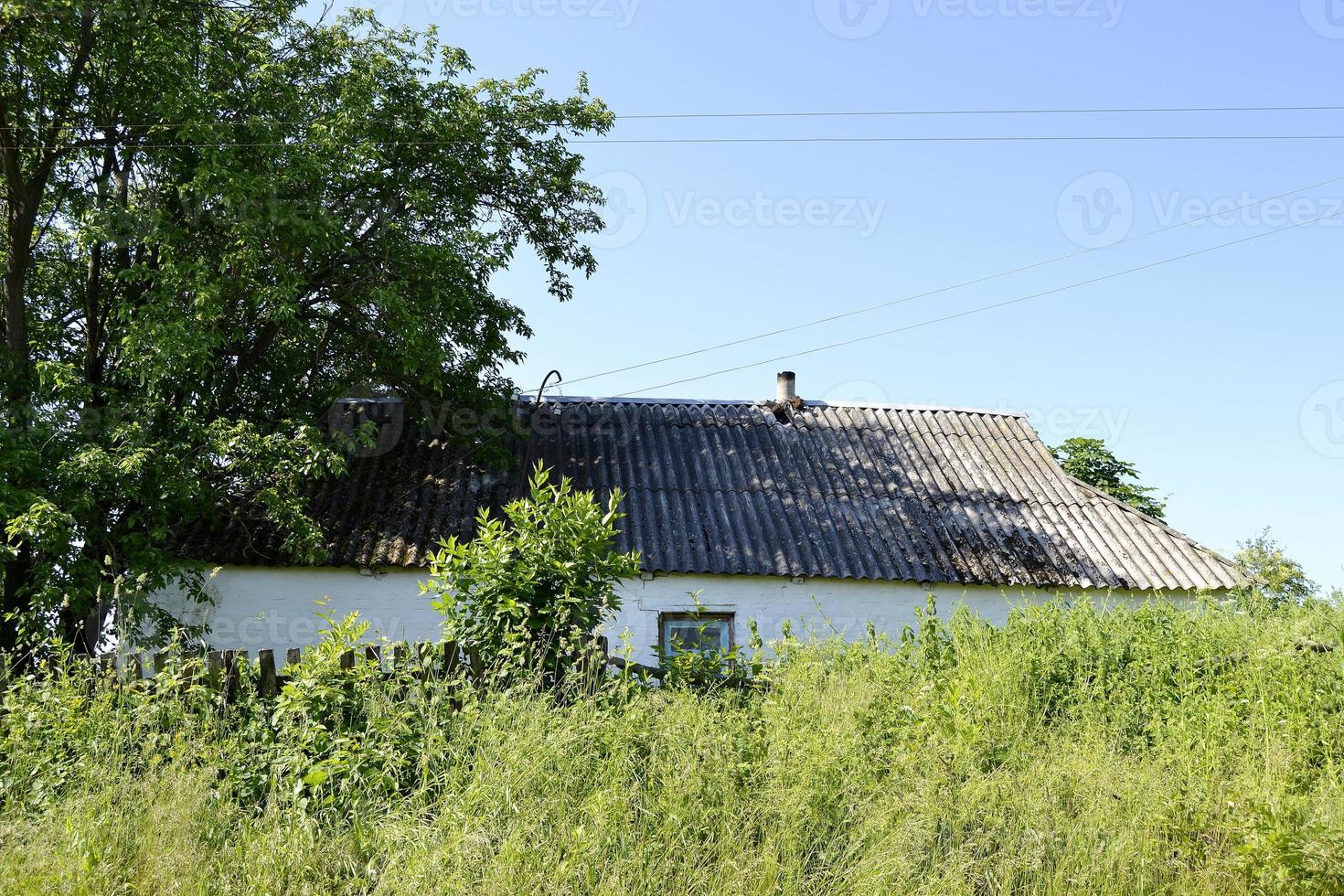 antigo prédio abandonado no campo foto