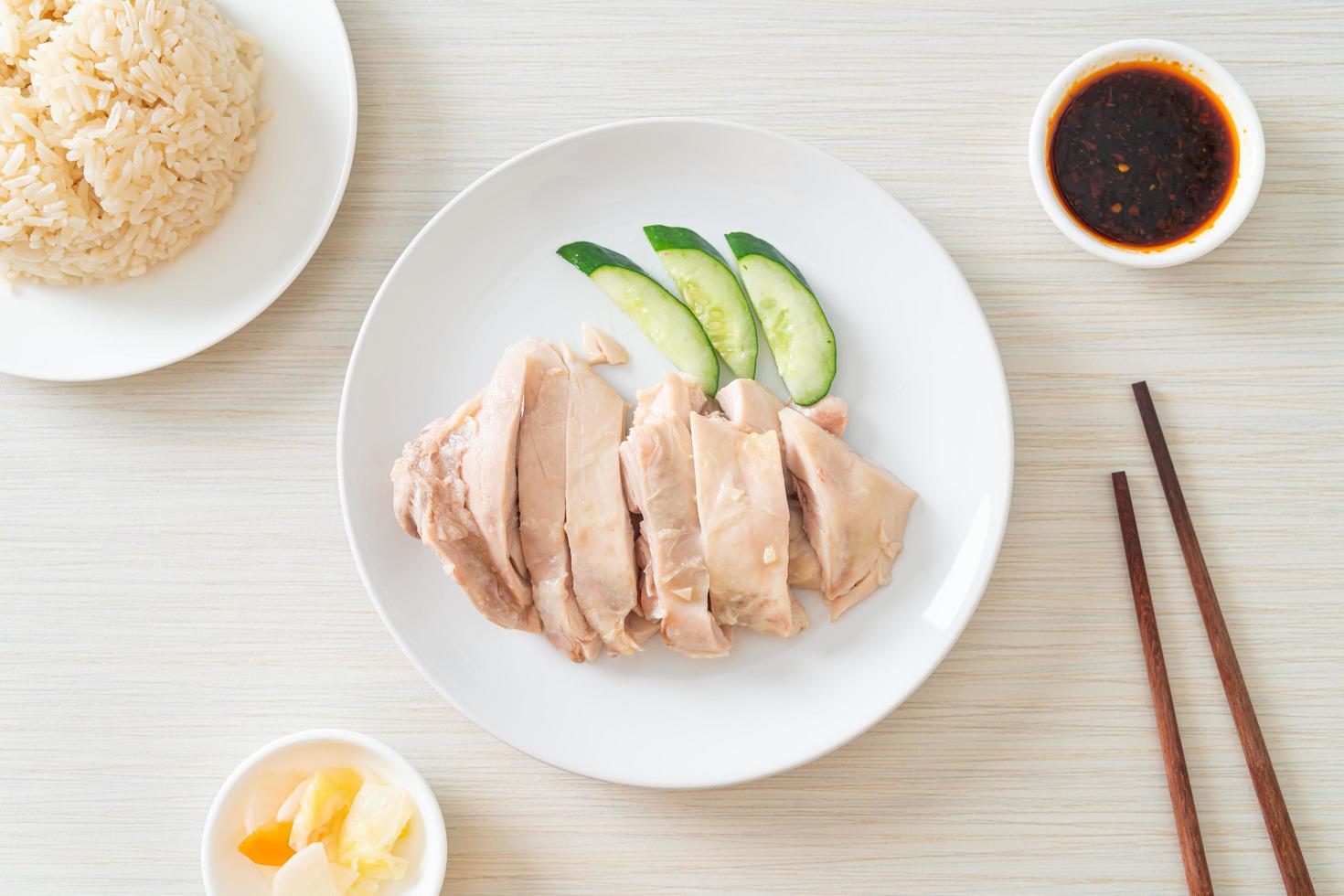 arroz de frango hainanese ou arroz cozido no vapor com canja de galinha foto