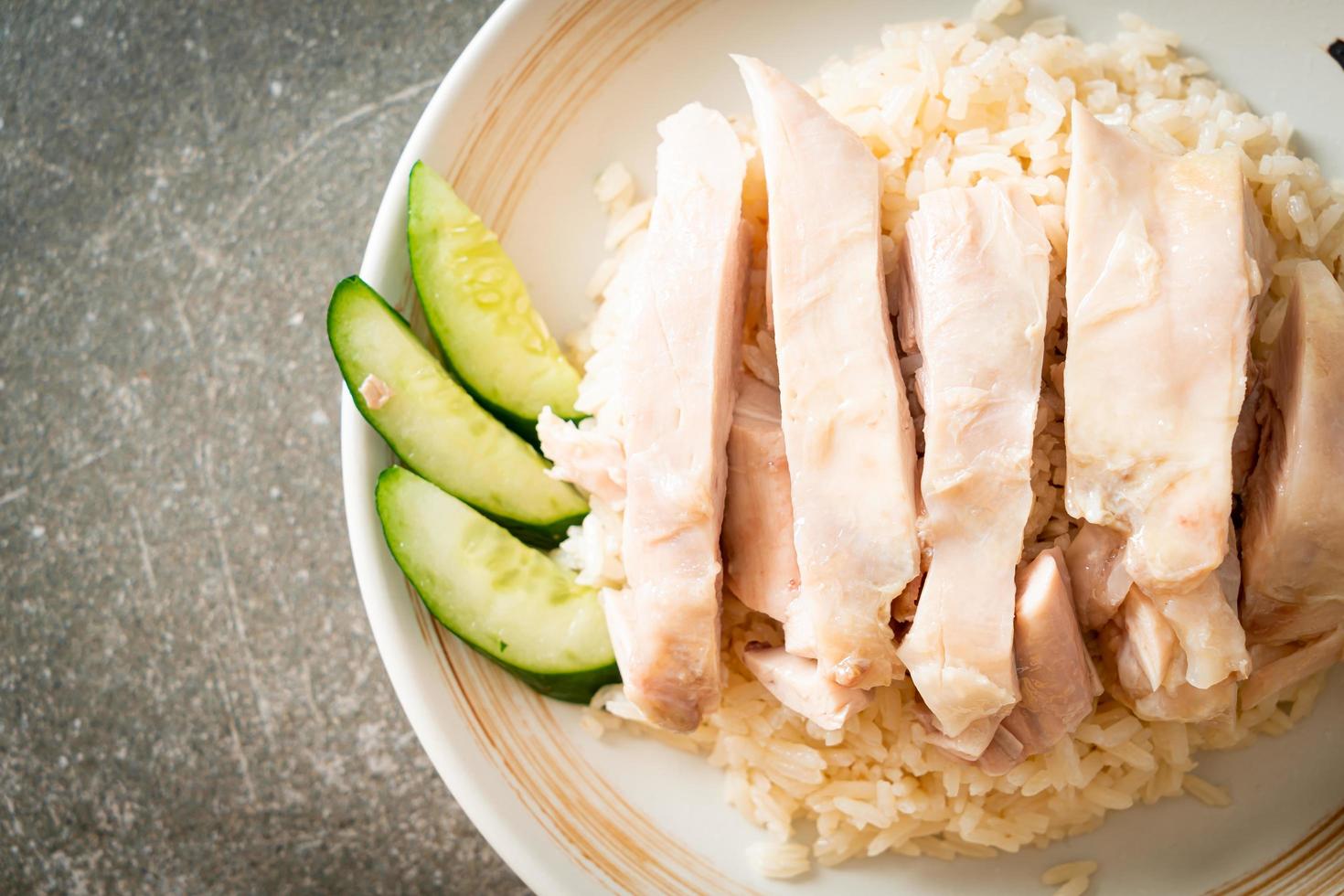 arroz de frango hainanese ou arroz cozido no vapor com canja de galinha foto