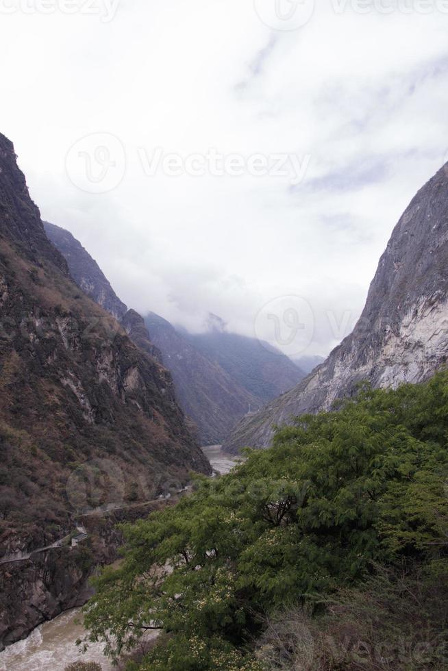 dia nublado montanha rio yangtze na província de yunnan, china foto