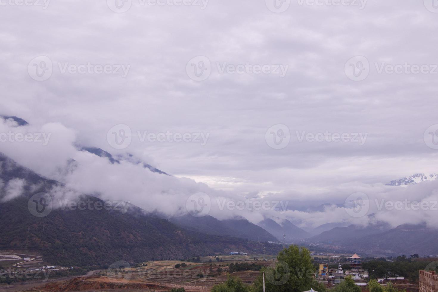 montanha de dia nublado na província de yunnan, china foto