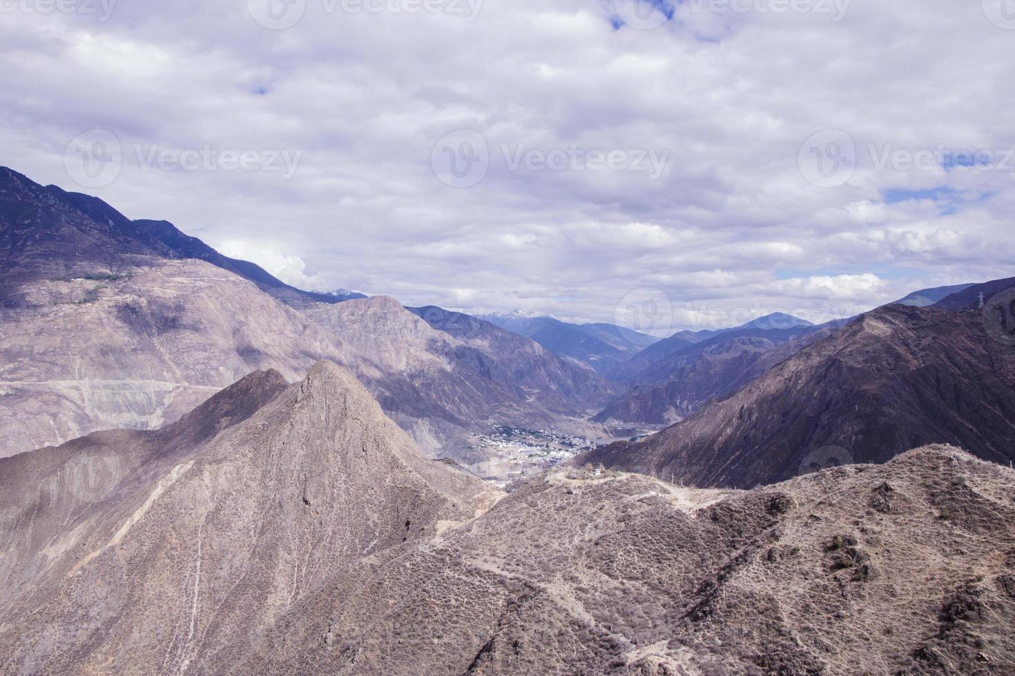 paisagem nublada de montanha rochosa em shangri la, província de yunnan, china foto