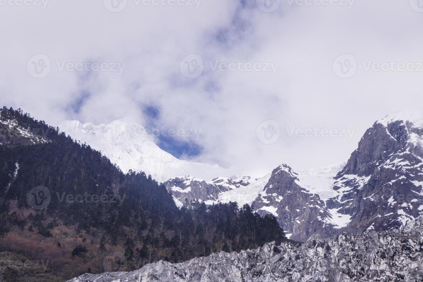 montanha de neve meili kawa karpo localizada na província de yunnan, china foto