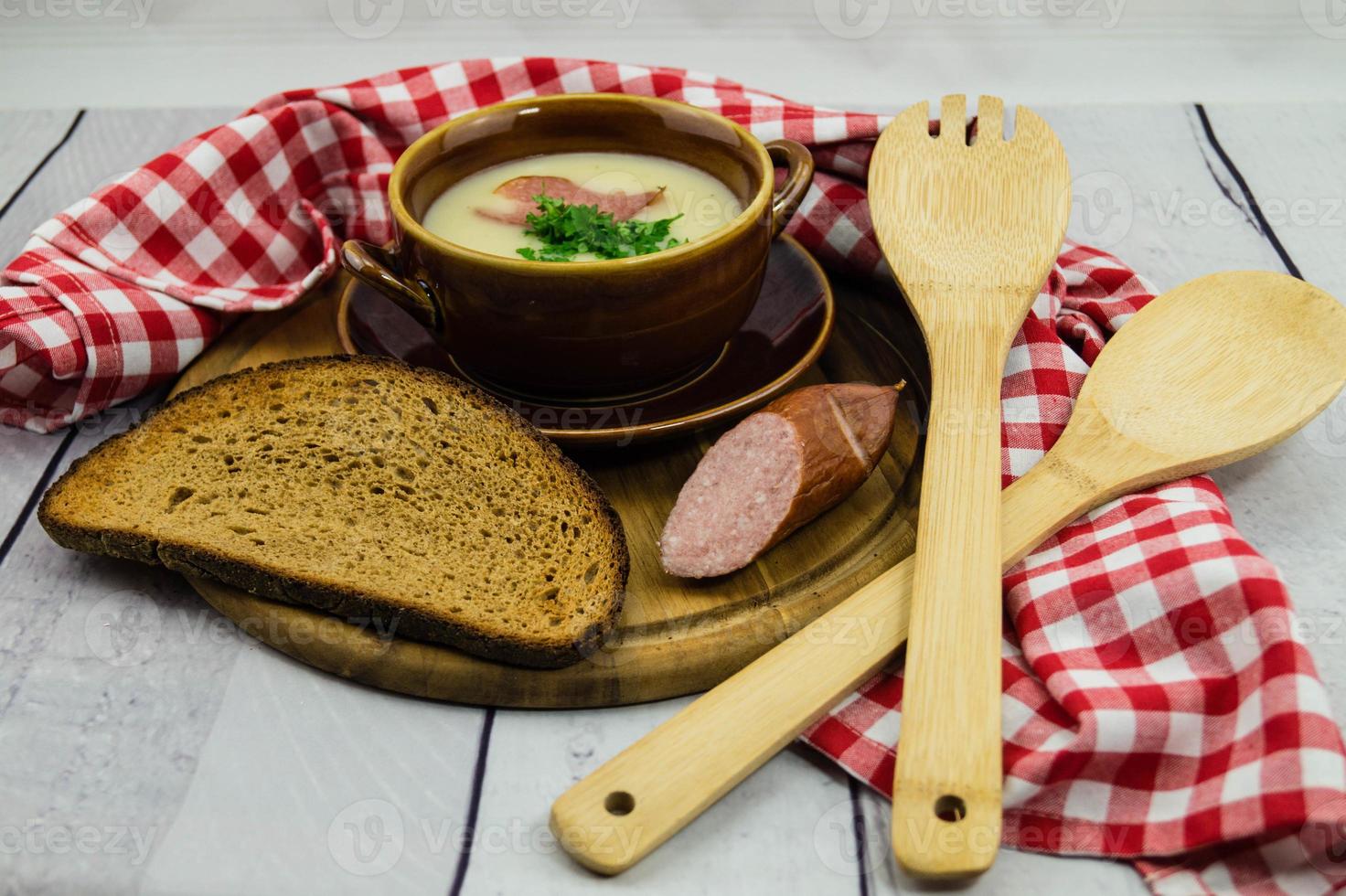 uma sopa de creme de aspargos muito fresca foto