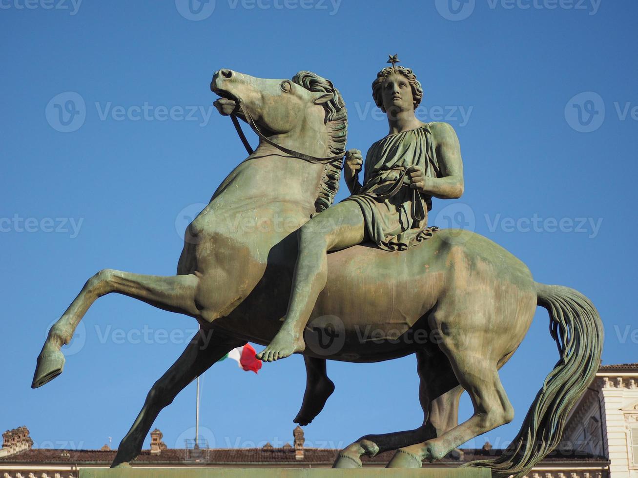 estátua em frente ao palazzo reale, que significa palácio real em turin, itália foto