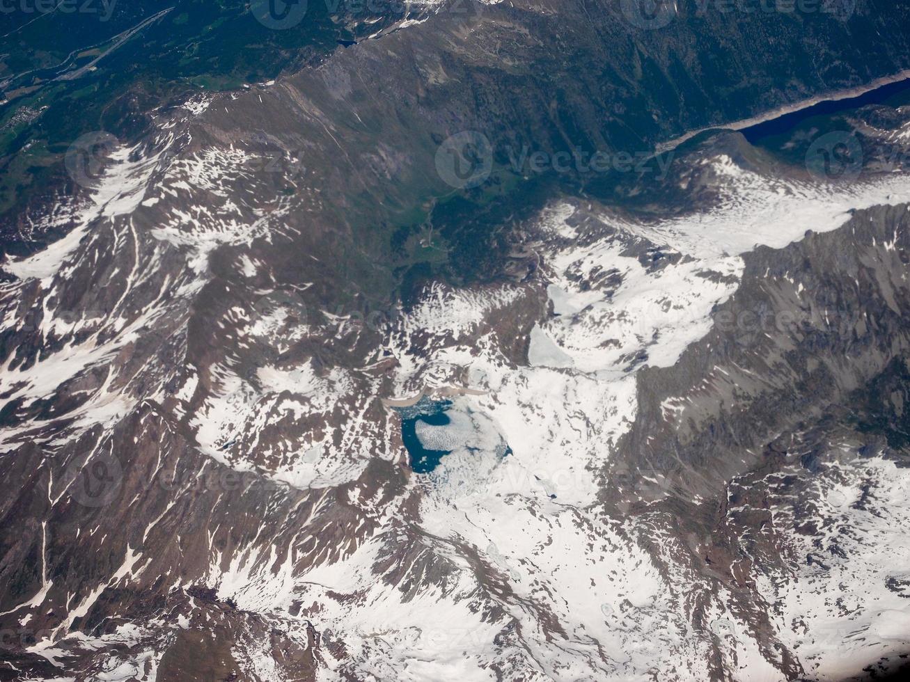 vista aérea dos Alpes suíços foto