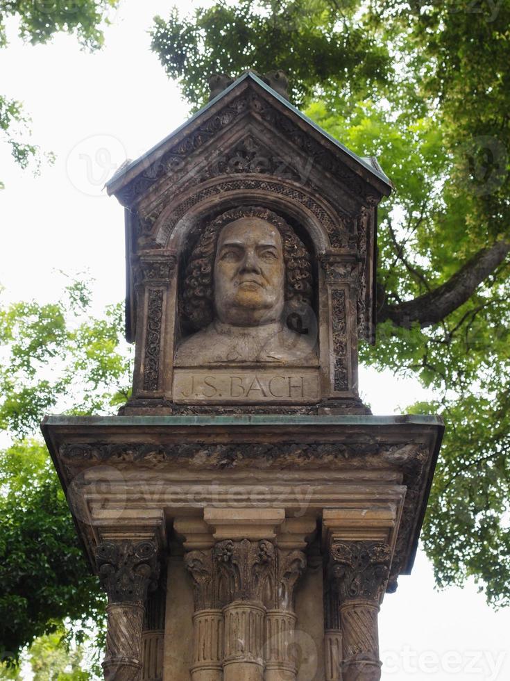 monumento de bach perto da igreja de st thomas em leipzig, alemanha foto