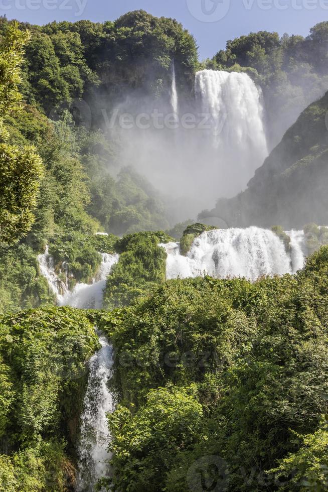 cachoeira de marmore na região de umbria, itália. foto