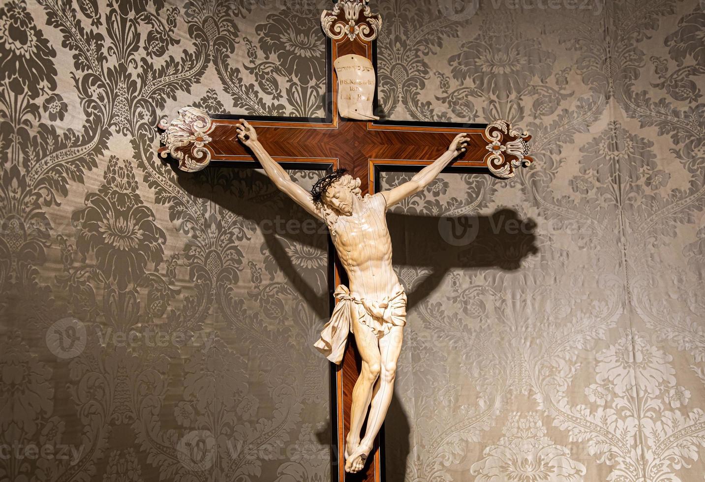crucifixo antigo feito de madeira e marfim. foto