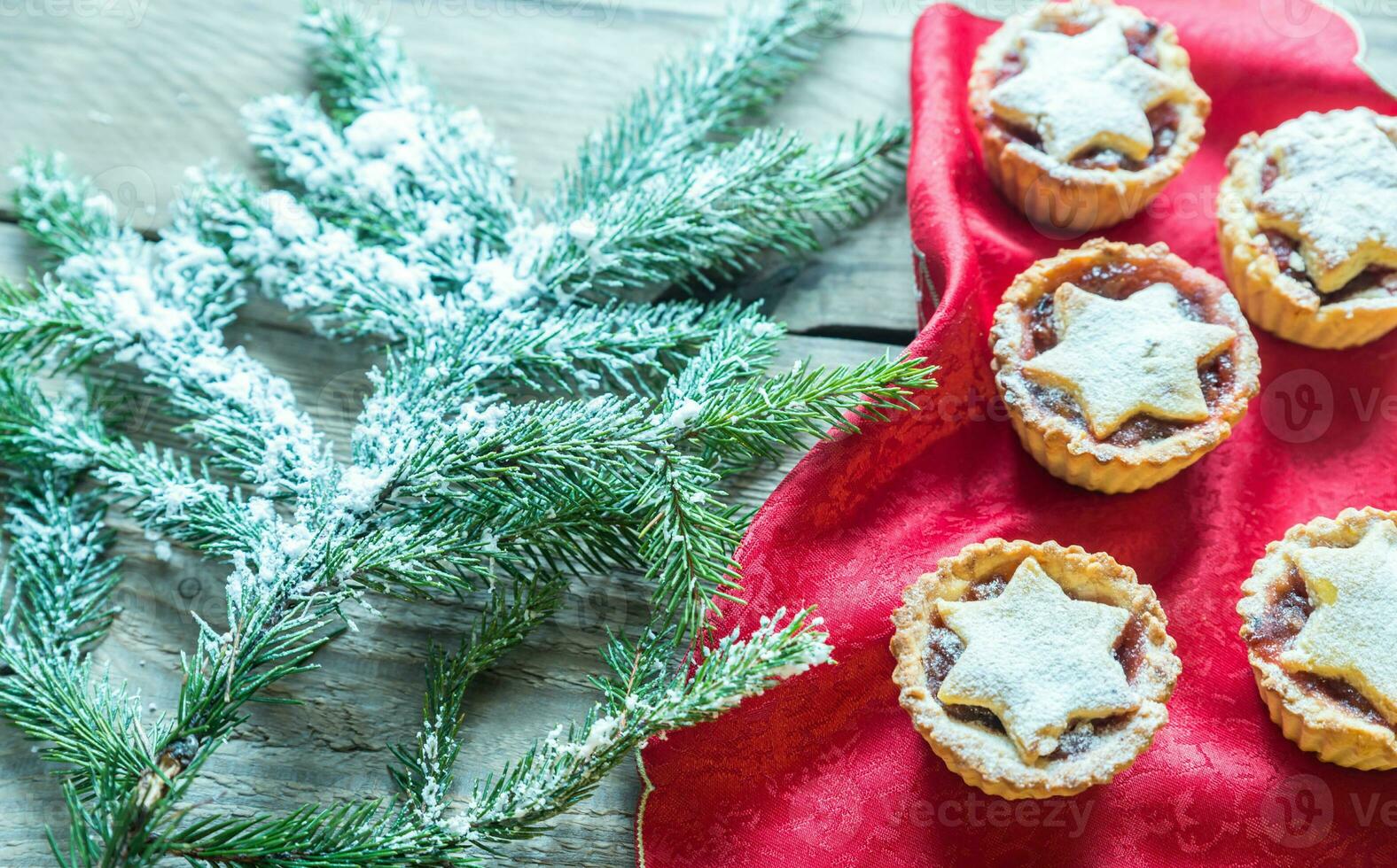 picadinho tortas com Natal árvore ramo foto