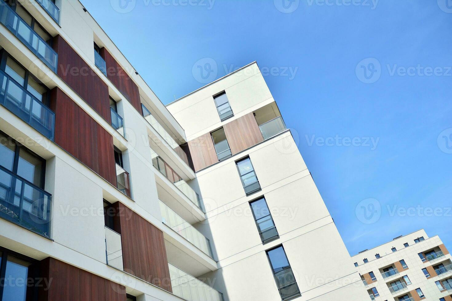 residencial construção em céu fundo. fachada do uma moderno habitação construção com do varandas. foto
