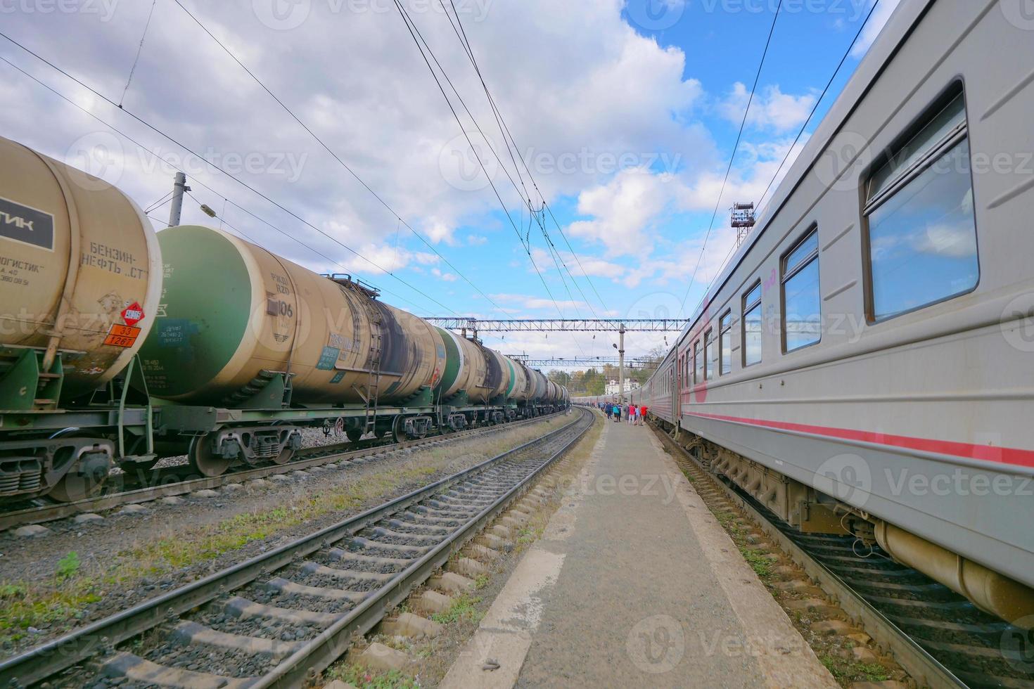 ferrovia de trem trans-sibéria e céu azul, Rússia foto