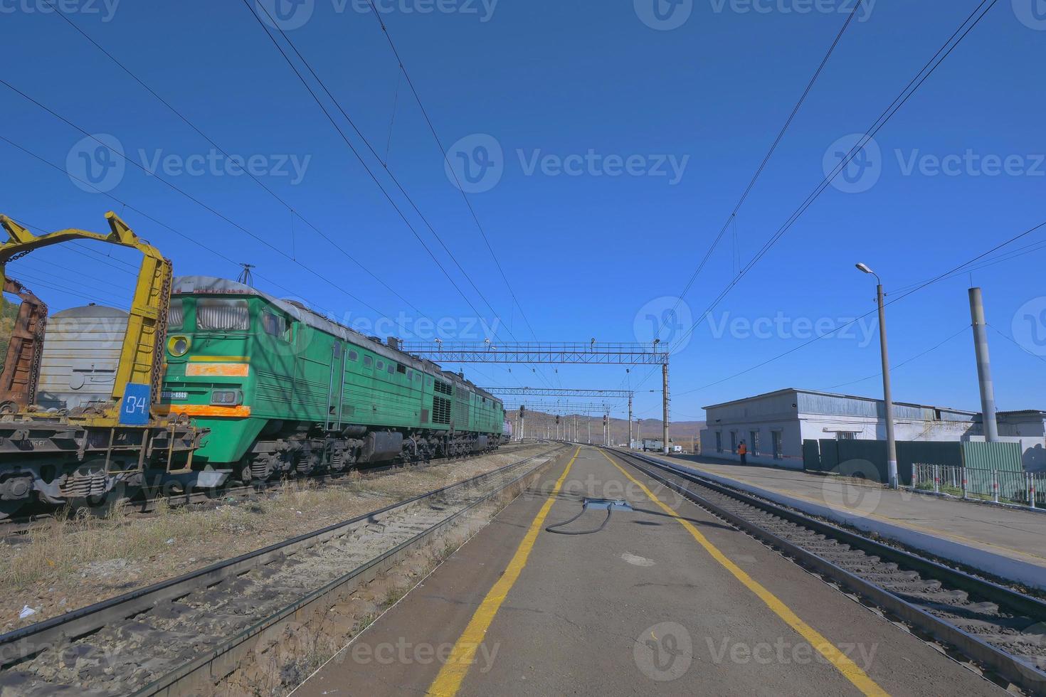 vista da plataforma da ferrovia transiberiana e céu azul, Rússia foto