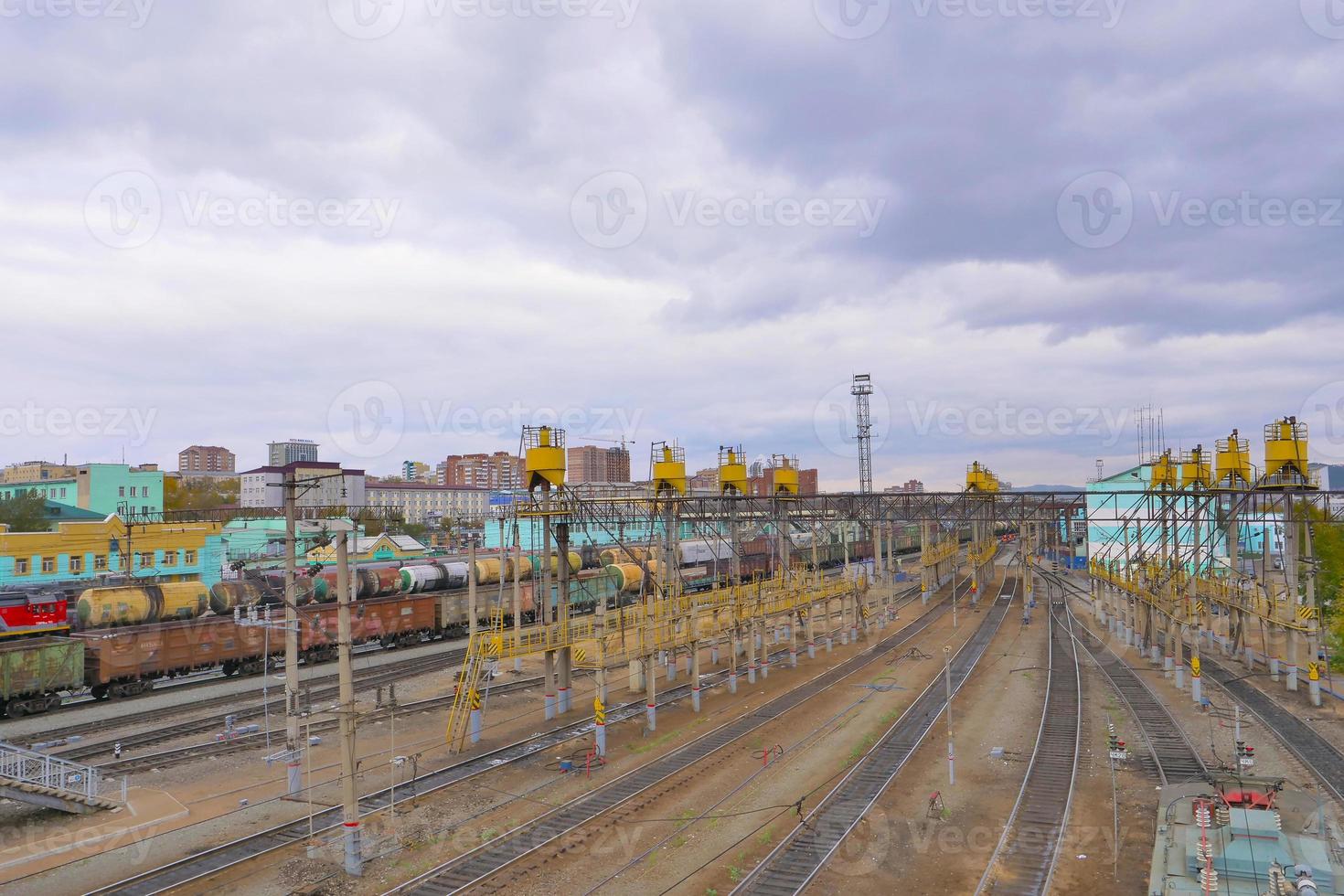 vista da plataforma da ferrovia transiberiana e céu nublado, Rússia foto