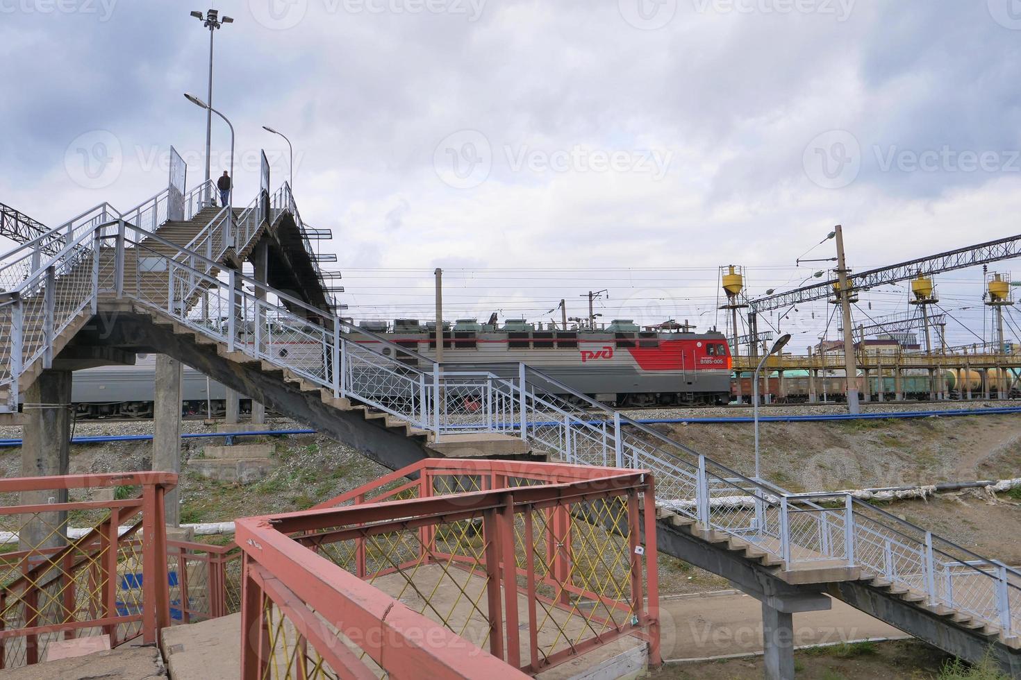 vista da plataforma da ferrovia transiberiana e céu nublado, Rússia foto