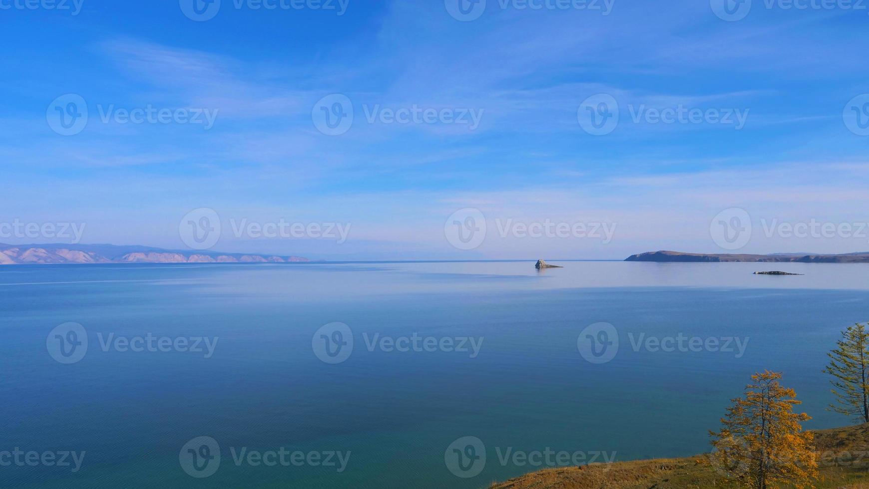 Ilha do Lago Baikal Olkhon em um dia ensolarado, Irkutsk, Rússia foto