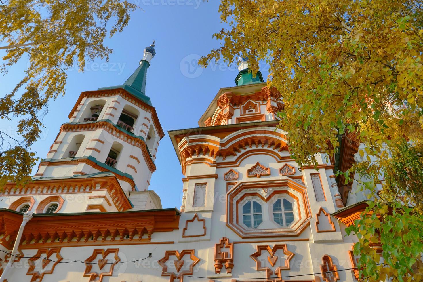 Catedral da Cruz Sagrada e céu azul durante o dia em Irkutsk, Rússia foto