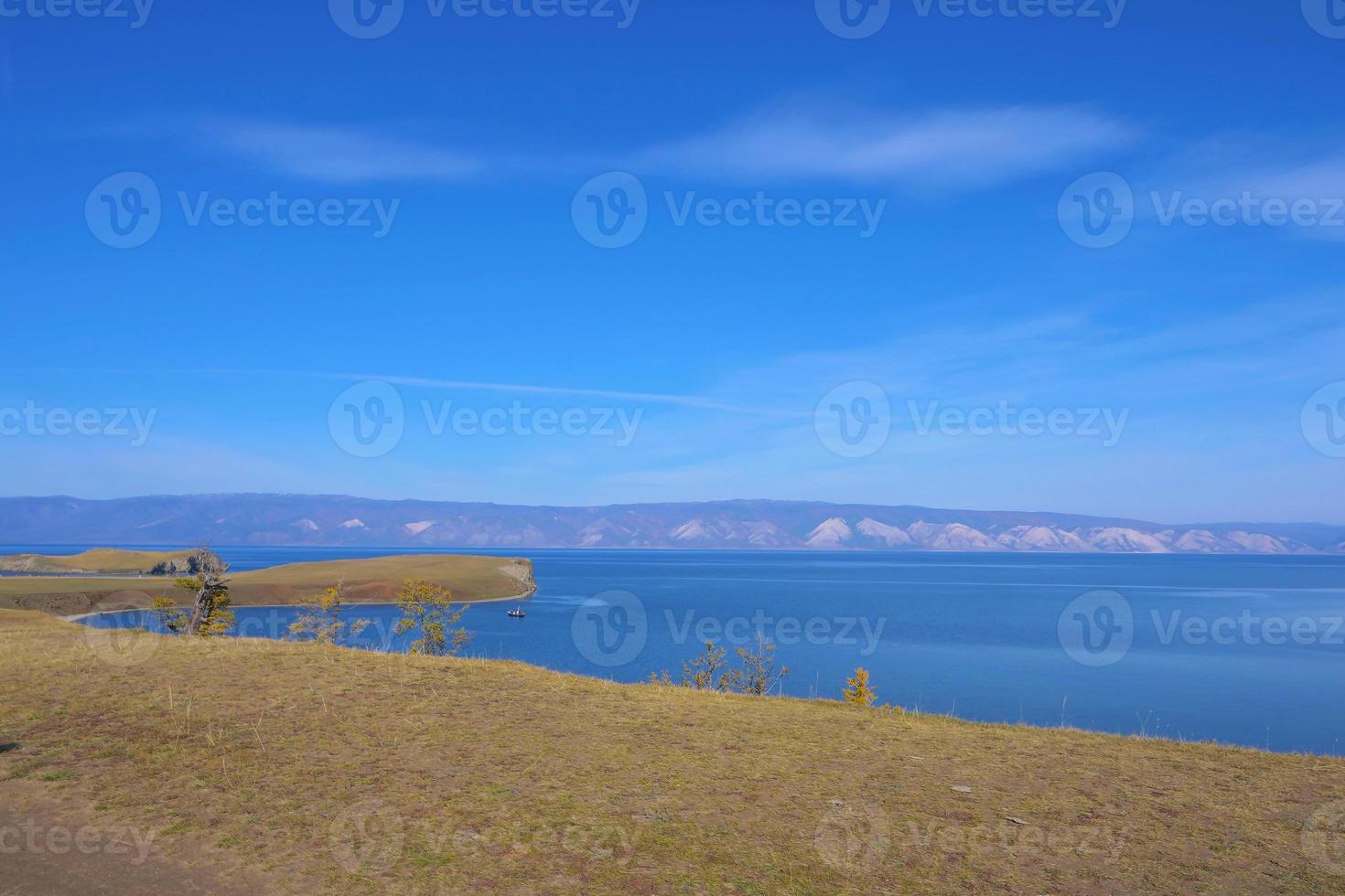 Ilha do Lago Baikal Olkhon em um dia ensolarado, Irkutsk, Rússia foto