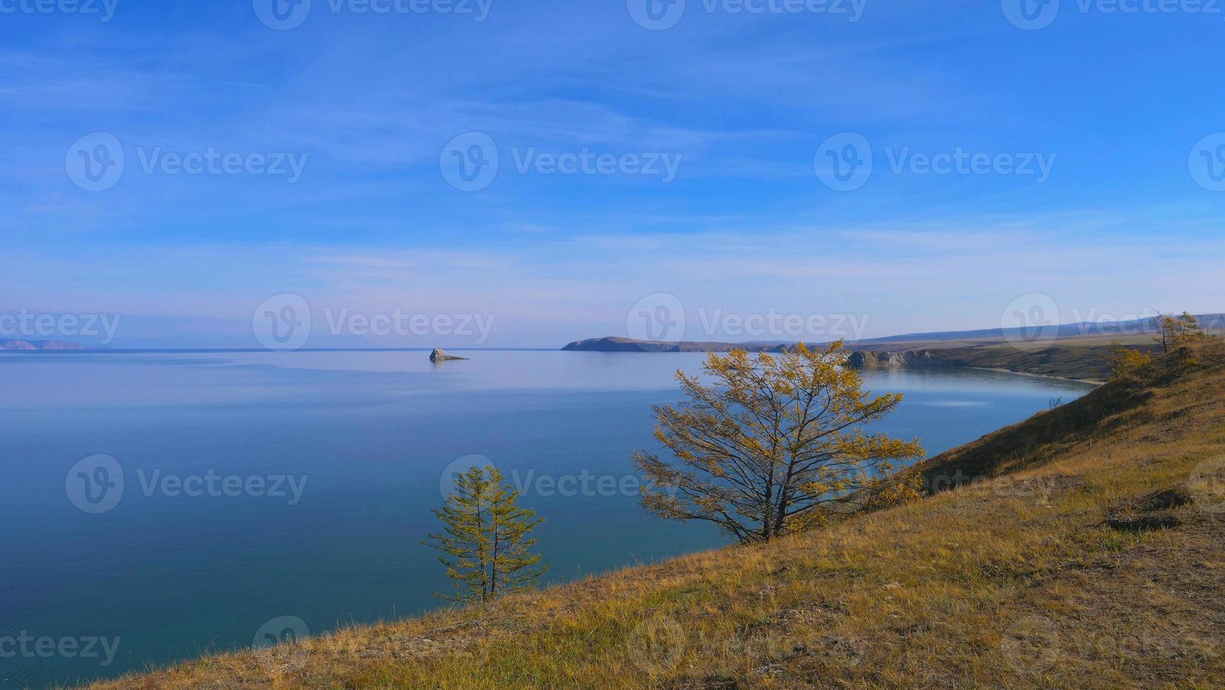 Ilha do Lago Baikal Olkhon em um dia ensolarado, Irkutsk, Rússia foto