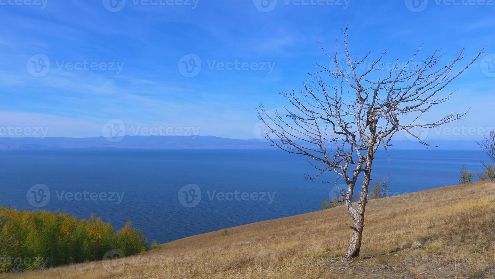 Ilha do Lago Baikal Olkhon em um dia ensolarado, Irkutsk, Rússia foto