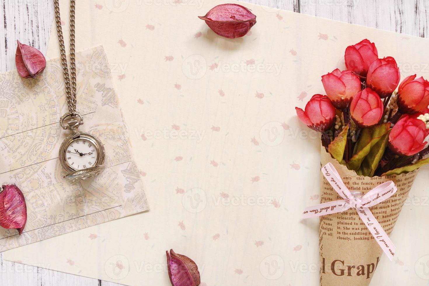 papel floral com relógio e flores foto