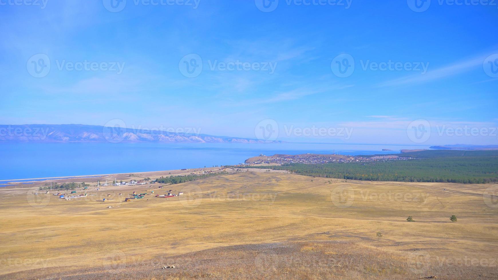 Ilha de Olkhon do Lago Baikal em um dia ensolarado, Irkutsk, Rússia. foto