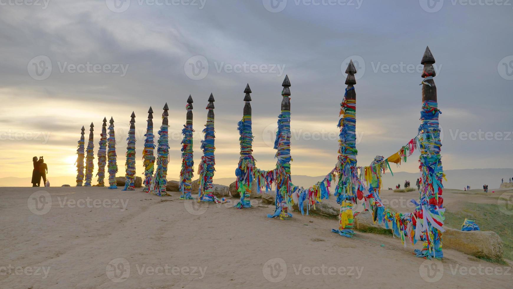 postagens de sarja na rocha xamã da ilha olkhon, vista da paisagem do pôr do sol do baikal foto