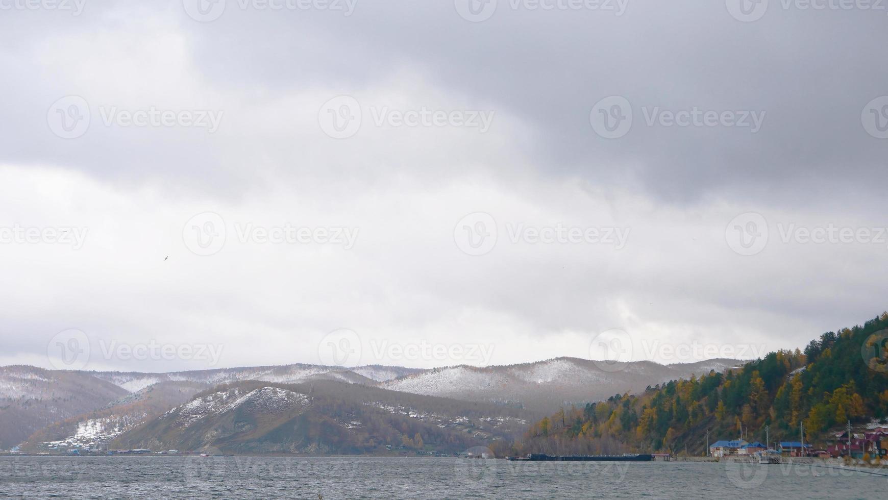 paisagem do lago baikal montanha de neve de inverno em listvyanka, rússia foto