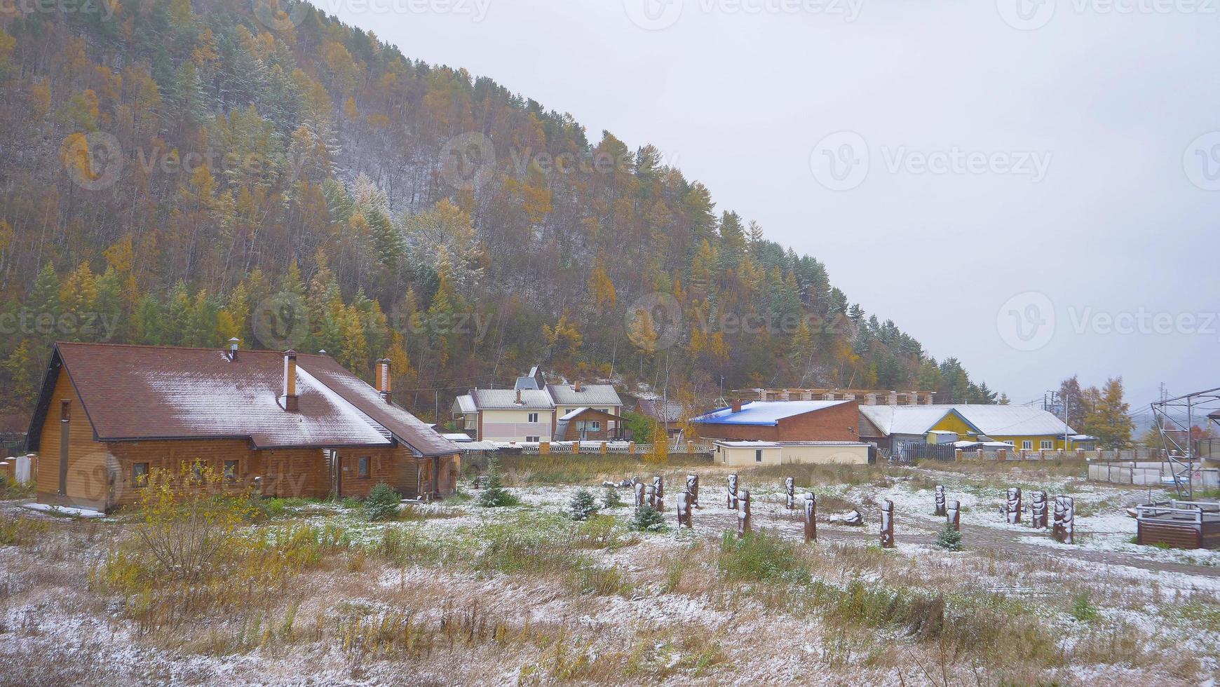paisagem de inverno neve montanha aldeia em listvyanka rússia foto