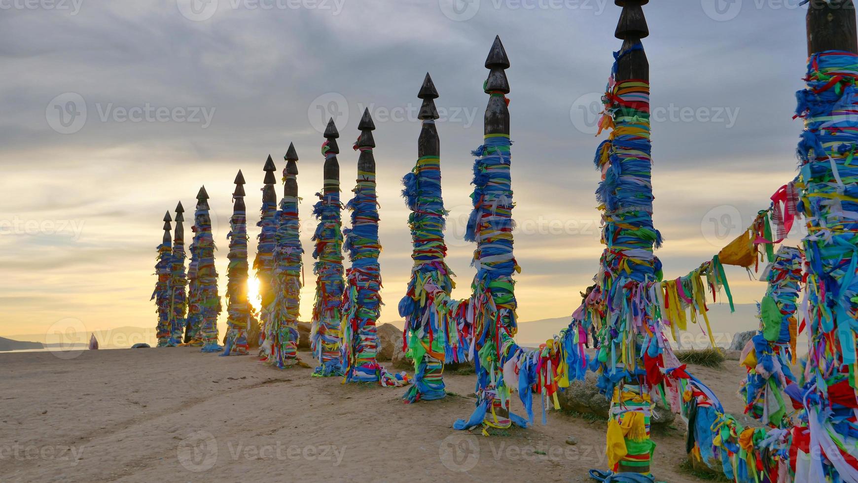 postagens de sarja na rocha xamã da ilha olkhon, vista da paisagem do pôr do sol do baikal foto