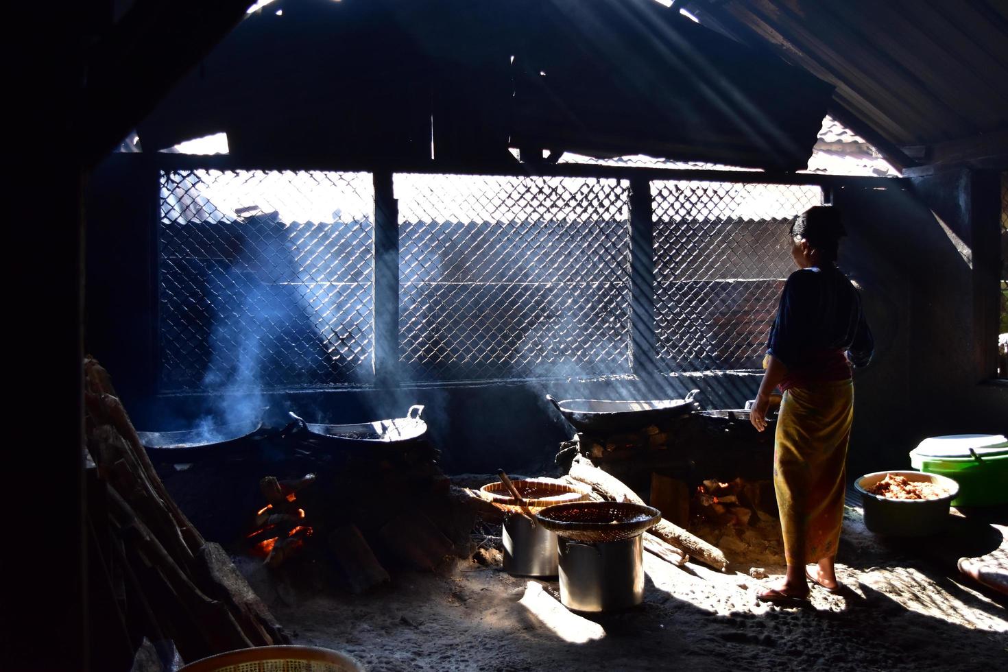 foto da atmosfera de uma cozinha tradicional na indonésia