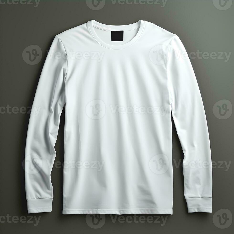 em branco branco grandes manga camiseta em Sombrio cinzento fundo foto