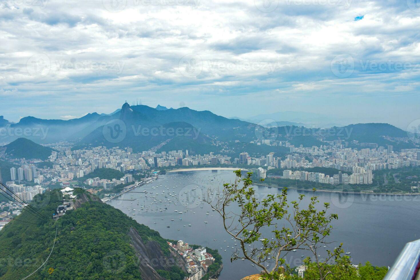 Visão a partir de pão de Açucar montanhas, rio de janeiro, cidade dentro Brasil foto