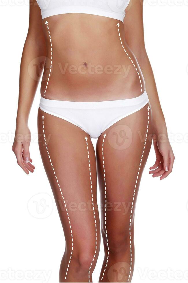 linhas pontilhadas no belo corpo feminino. close-up do corpo magro da mulher com marcas brancas, isoladas no fundo branco foto