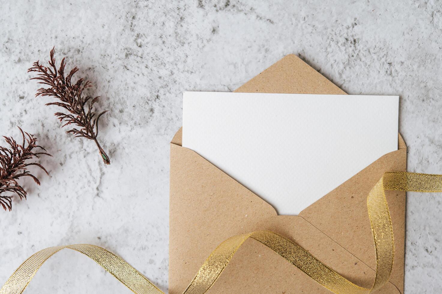 um cartão em branco com envelope e folha é colocado no fundo branco foto