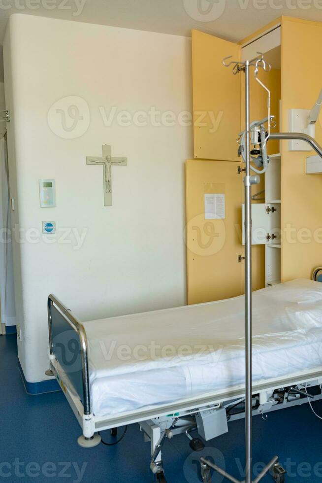 esvaziar hospital cama com intravenoso gotejamento dentro hospital ala. foto