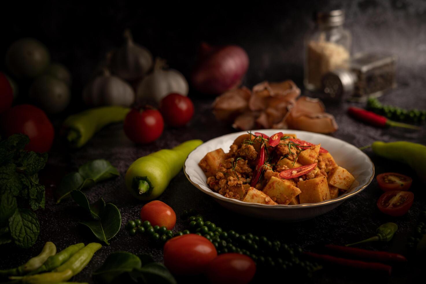 mexa a pasta de curry frito com broto de bambu e carne de porco picada. foto