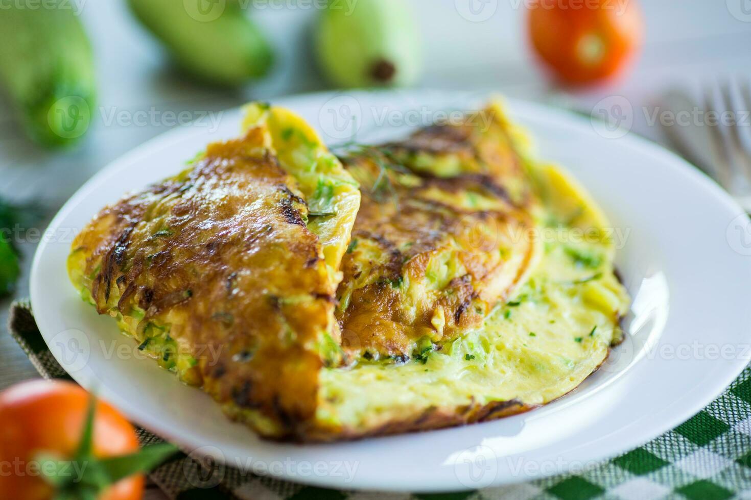 frito omelete com abobrinha, em uma de madeira mesa. foto