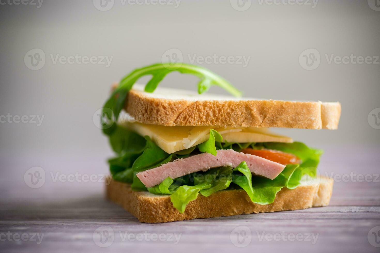 sanduíche com vários verdes, queijo, salsicha, tomate foto