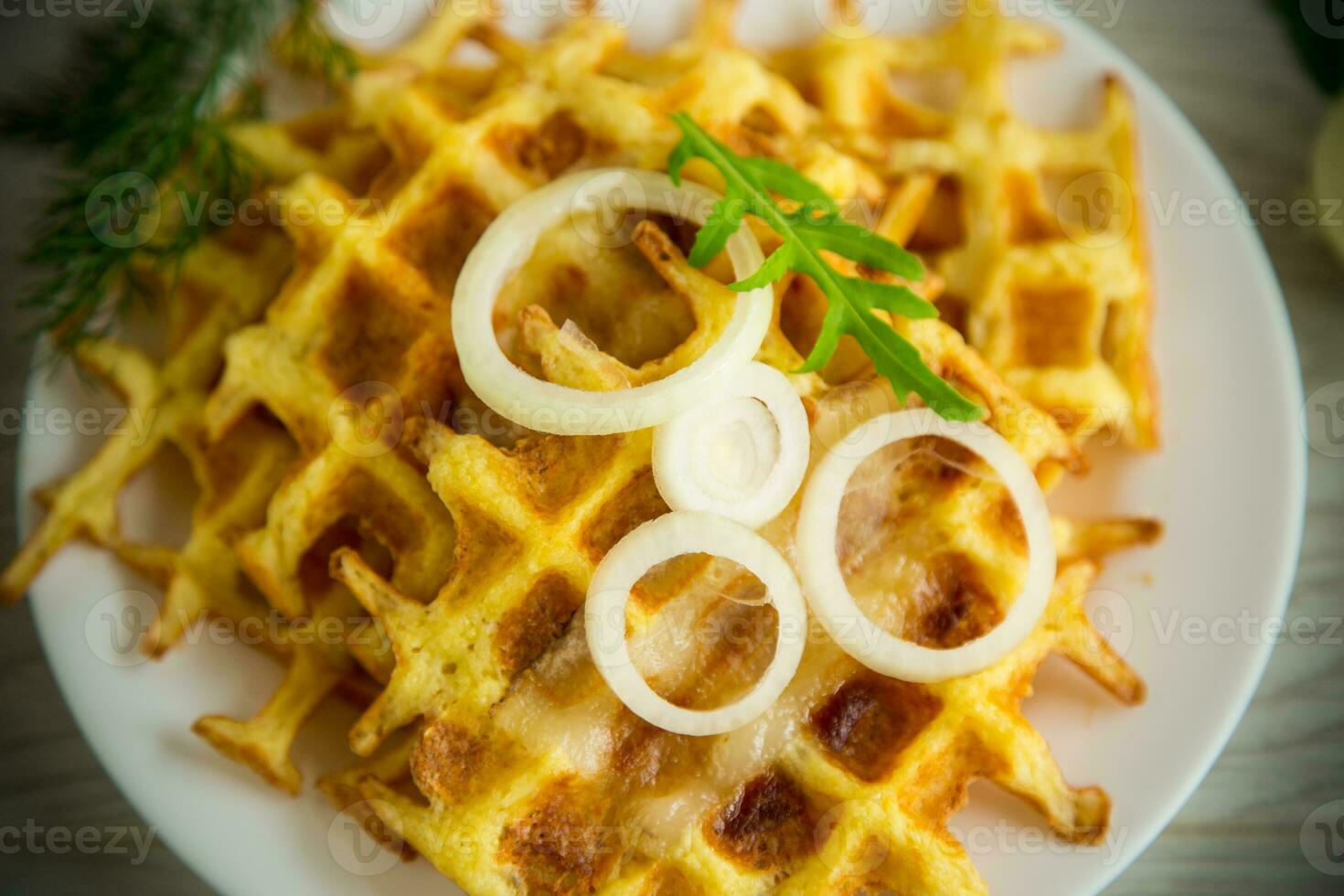 frito batata queijo vegetal waffles com bacon e cebolas foto