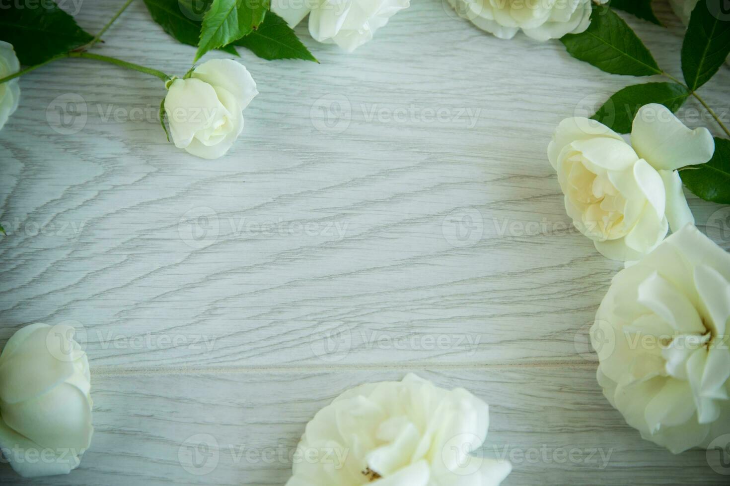 fundo do muitos branco rosas em uma luz de madeira foto