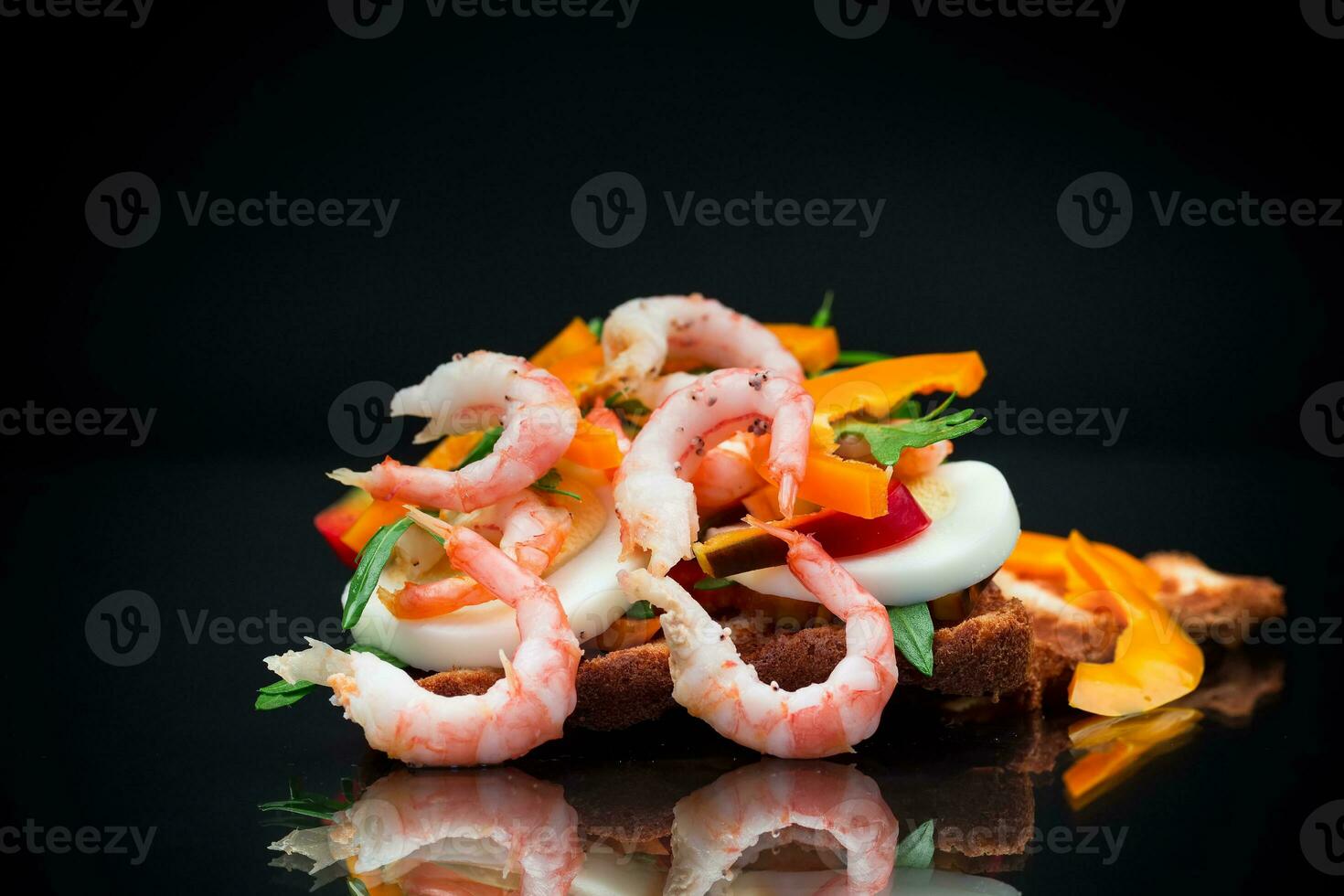 cozinhou sanduíche com camarão, ovos, Pimenta e verduras foto