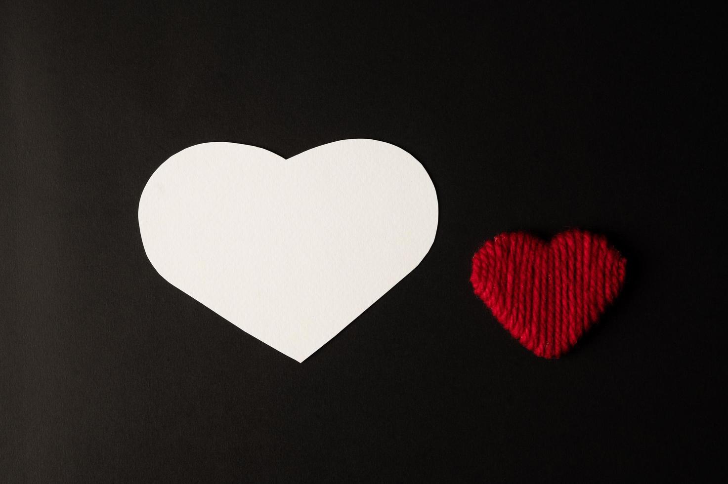 corações brancos e corações vermelhos feitos de papel são colocados foto