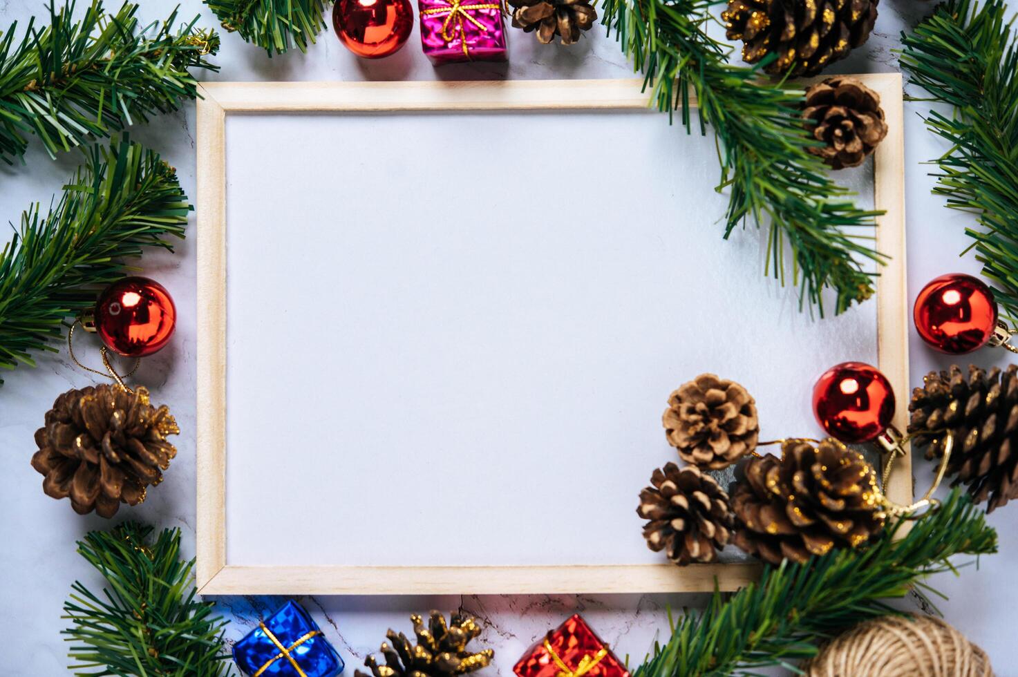 simulação de flipchart no chão de cimento com natal foto