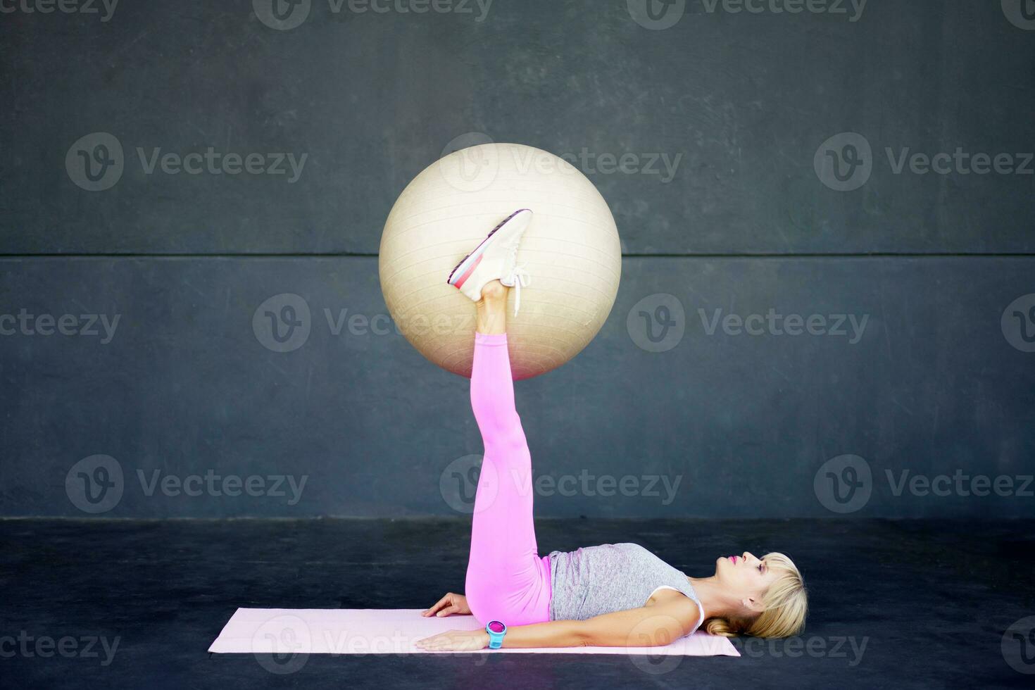 flexível mulher em pilates exercício com ginástica bola foto