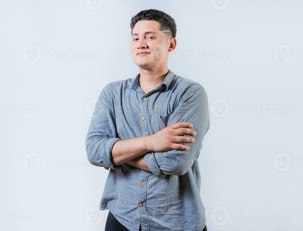 retrato do sorridente latim homem com braços cruzado isolado. jovem casual latim homem sorridente às Câmera. sorridente jovem nicaraguense homem isolado foto