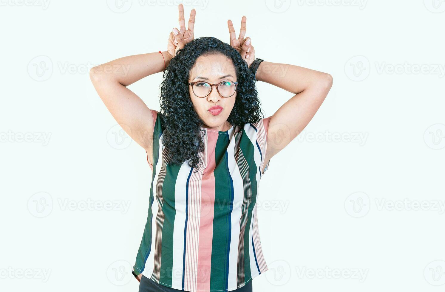 afro menina fazer chifres gesto com seus dedos, gesto do traição. jovem afro mulher fazer chifres gesto com dedos. infidelidade conceito foto